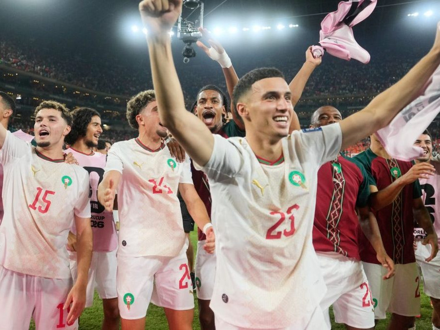 Marockí futbalisti sa tešia po zápase proti Holandsku.