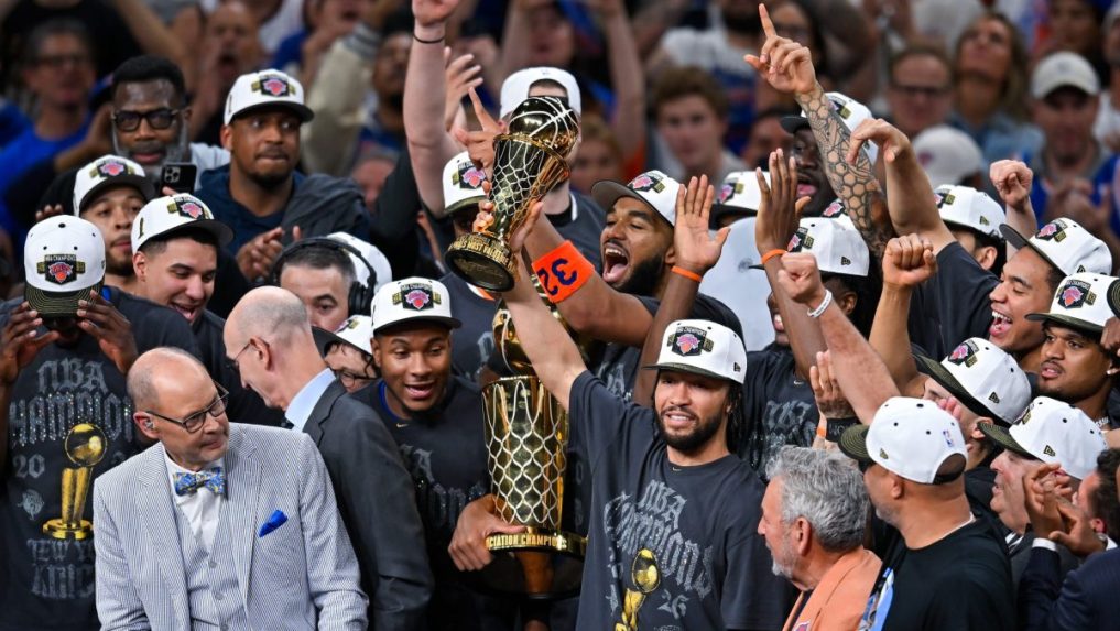 Hr&aacute;či New York Knicks s trofejou.