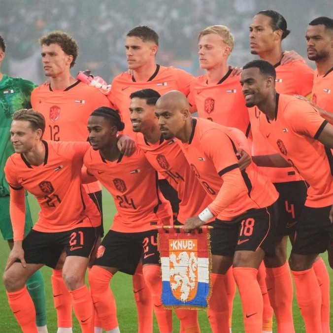 Futbalisti základnej jedenástky Holandska pózujú pred prípravným zápasom.