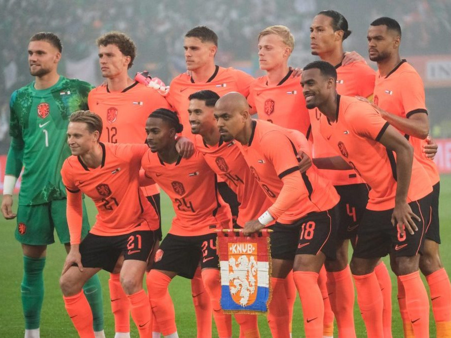 Futbalisti základnej jedenástky Holandska pózujú pred prípravným zápasom.
