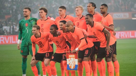 Futbalisti základnej jedenástky Holandska pózujú pred prípravným zápasom.