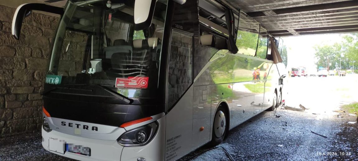 Autobus pod železničn&yacute;m viaduktom.