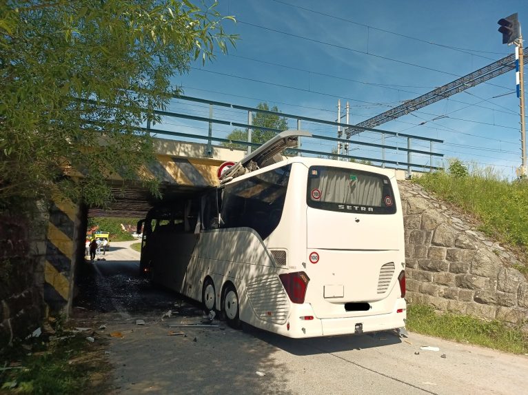 Autobus pod železničn&yacute;m viaduktom.
