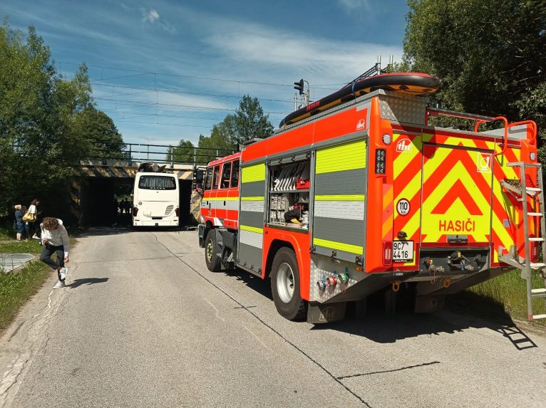 Autobus pod železničn&yacute;m viaduktom.