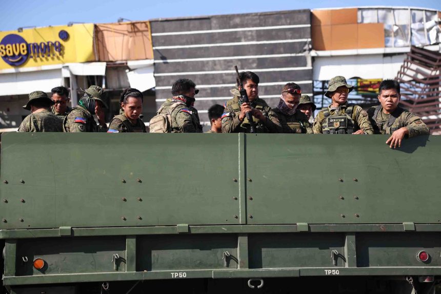 Vojaci hliadkuj&uacute; po silnom zemetrasen&iacute; v meste General Santos na ostrove Mindanao na juhu Filip&iacute;n.