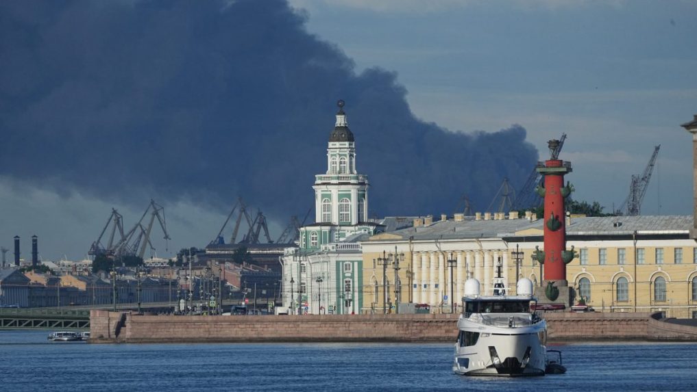 Oblak dymu po ukrajinskom útoku na Petrohrad.
