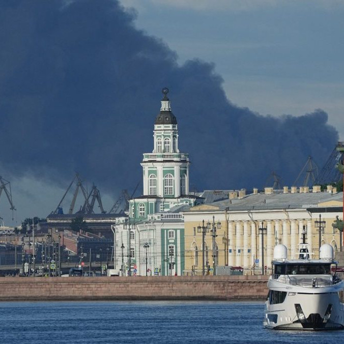 Oblak dymu po ukrajinskom útoku na Petrohrad.