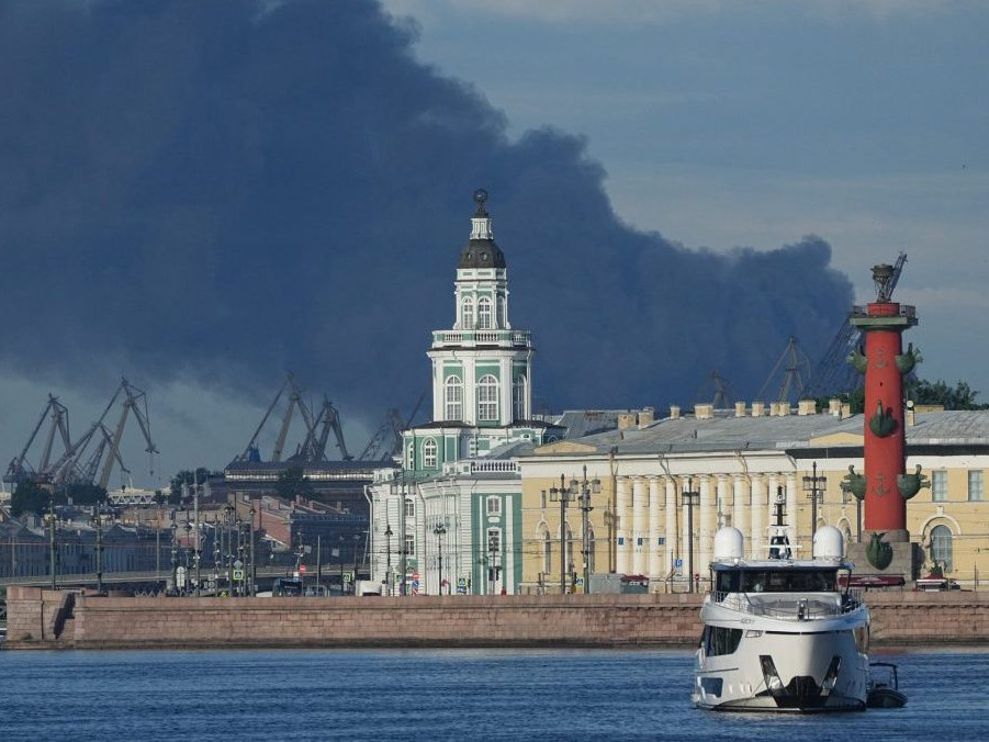 Oblak dymu po ukrajinskom útoku na Petrohrad.