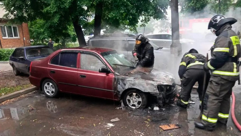 Hasiči zasahujú po ukrajinskom útoku v Moskve.