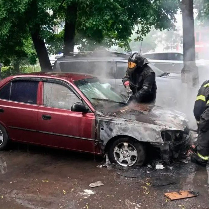 Hasiči zasahujú po ukrajinskom útoku v Moskve.