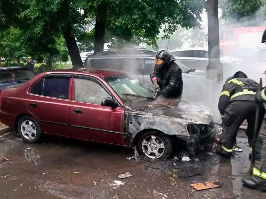 Hasiči zasahujú po ukrajinskom útoku v Moskve.