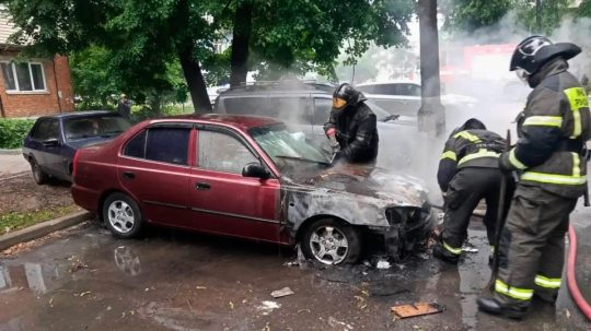 Hasiči zasahujú po ukrajinskom útoku v Moskve.