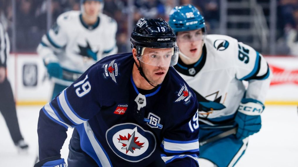 S Hossom dvíhal Stanley Cupy, teraz sa lúči: Legendárny Jonathan Toews končí kariéru