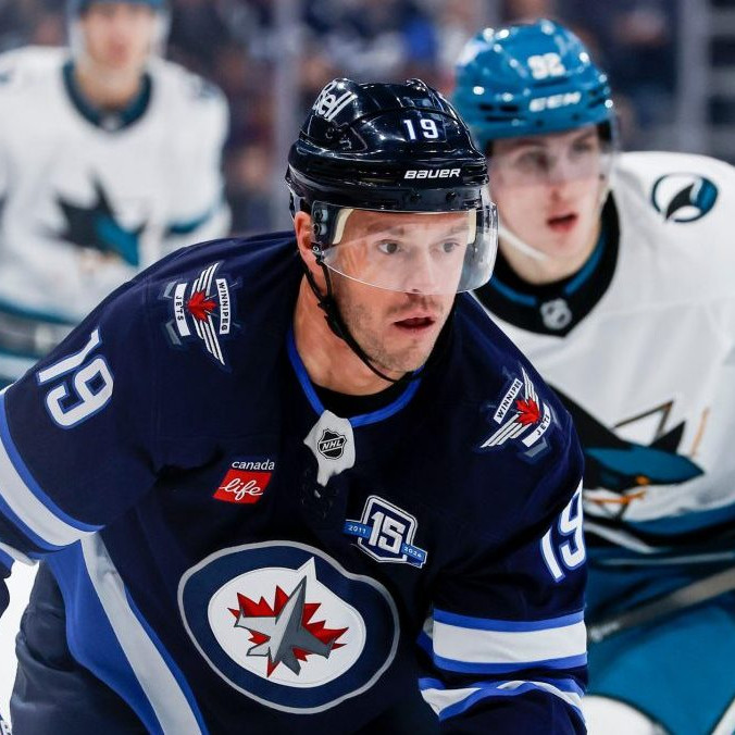 S Hossom dvíhal Stanley Cupy, teraz sa lúči: Legendárny Jonathan Toews končí kariéru