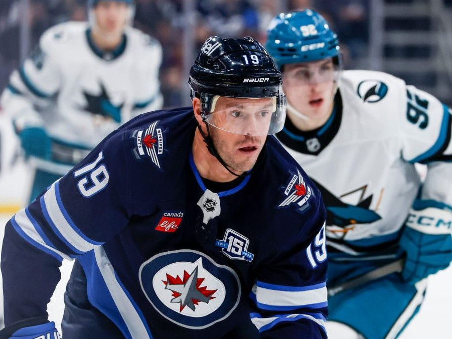 S Hossom dvíhal Stanley Cupy, teraz sa lúči: Legendárny Jonathan Toews končí kariéru