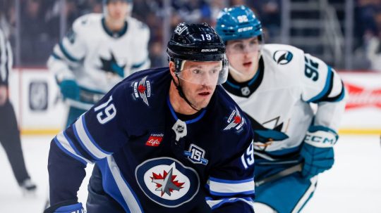 S Hossom dvíhal Stanley Cupy, teraz sa lúči: Legendárny Jonathan Toews končí kariéru