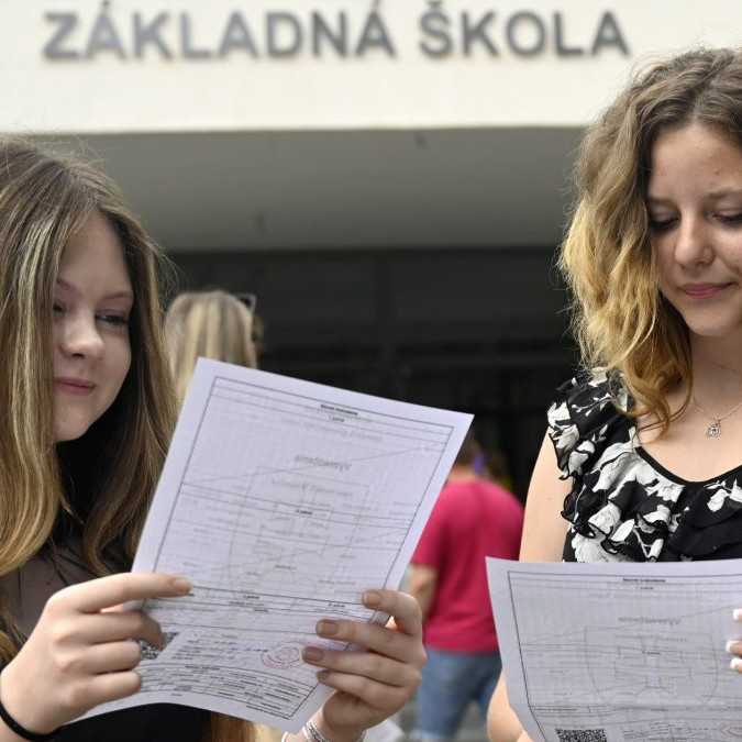 Na snímke žiačky 9. ročníka pózujú s vysvedčením.