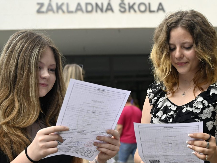 Na snímke žiačky 9. ročníka pózujú s vysvedčením.