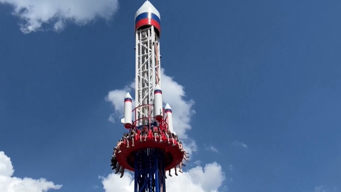 V Petrohrade otvorili atrakciu s n&aacute;zvom Ore&scaron;nik, n&aacute;v&scaron;tevn&iacute;kov v&scaron;ak pr&iacute;li&scaron; nel&aacute;ka