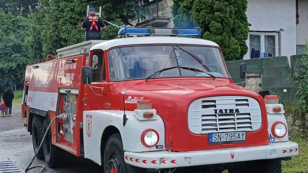 Plamene sa roz&scaron;&iacute;rili aj na priľahl&eacute; hospod&aacute;rske stavby.
