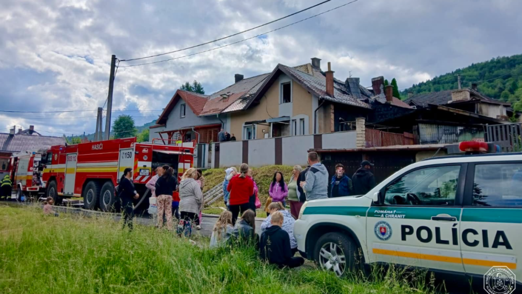 Požiar zachv&aacute;til stre&scaron;n&uacute; kon&scaron;trukciu a podkrovn&eacute; priestory domu.