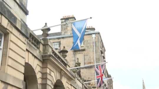 Na snímke Škótska a Britská vlajka.