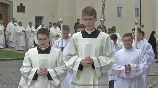 Na snímke kňazi.