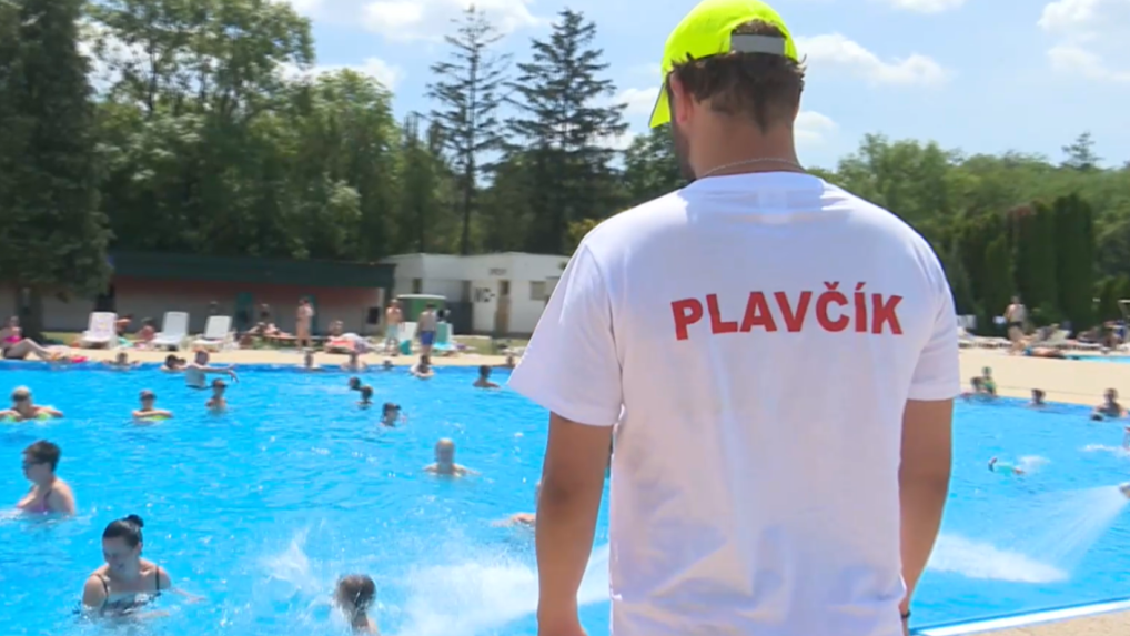 Na snímke plavčík na kúpalisku.