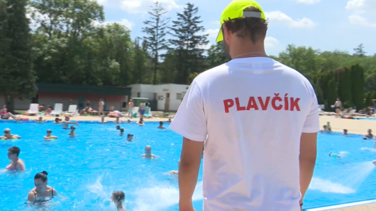 Na snímke plavčík na kúpalisku.