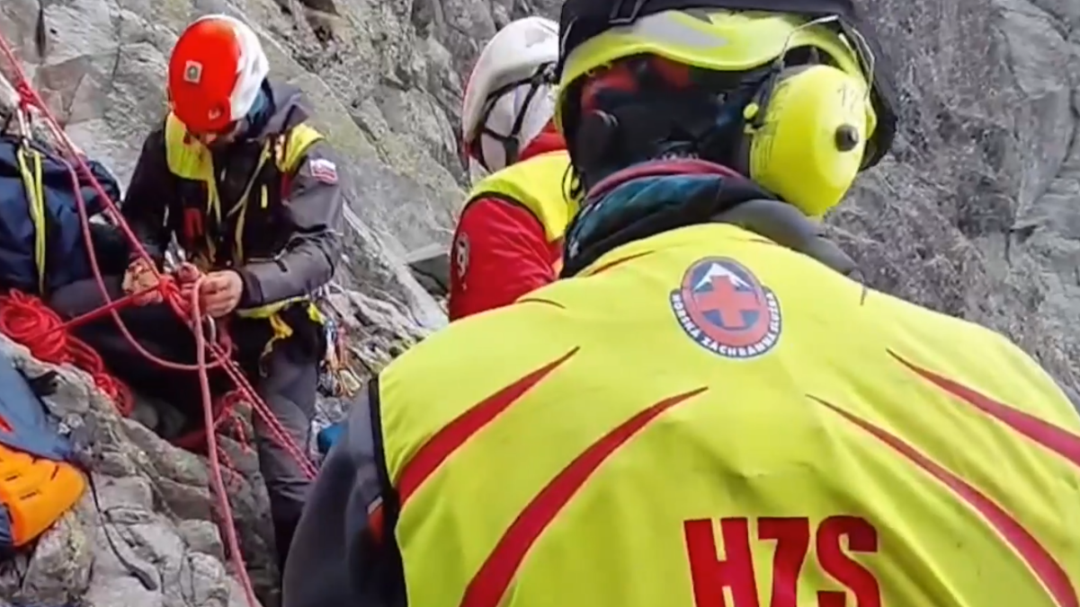 Turistka bez istenia a opr&aacute;vnenia pod Gerlachom spadla a stratila vedomie, ohrozila aj horsk&eacute;ho vodcu s klientami