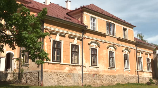 Klasicistický kaštieľ stojí v strede obce od prvej polovice 19. storočia.