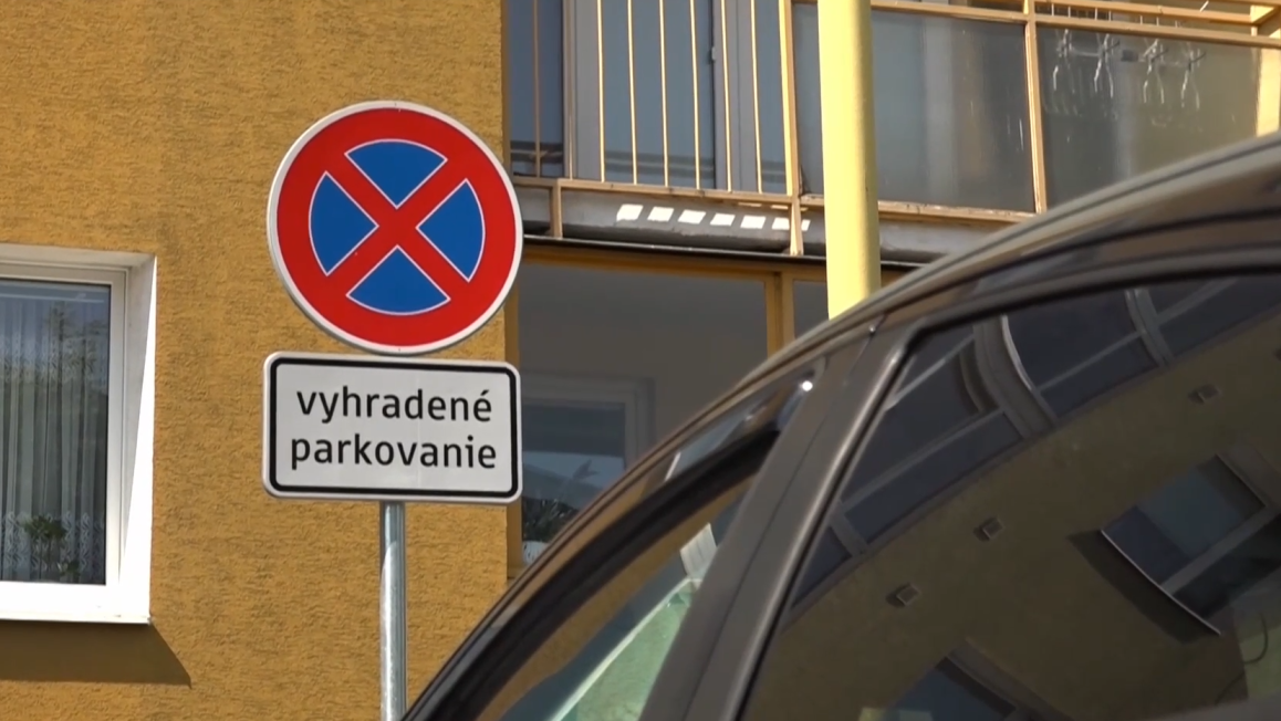 Pani Miriam sa star&aacute; o ťažko chor&uacute; mamu. Poplatok za vyhraden&eacute; parkovanie je pre ňu veľkou z&aacute;ťažou, kritizuj&uacute; ho viacer&iacute;
