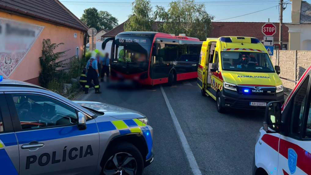 V bratislavsk&yacute;ch Vajnoroch do&scaron;lo k stretu autobusu s chodkyňou.