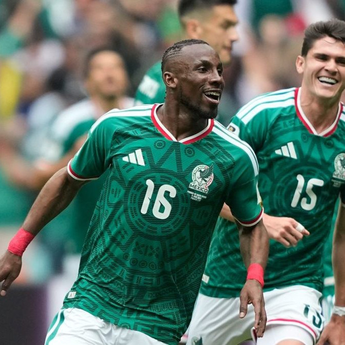 Futbalista Mexika Julian Quinones sa teší z úvodného gólu na MS.