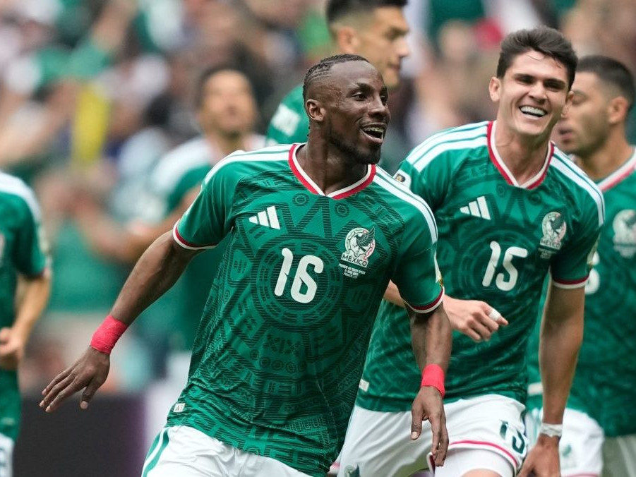 Futbalista Mexika Julian Quinones sa teší z úvodného gólu na MS.