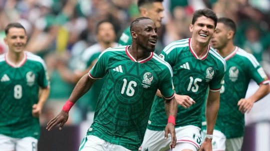 Futbalista Mexika Julian Quinones sa teší z úvodného gólu na MS.