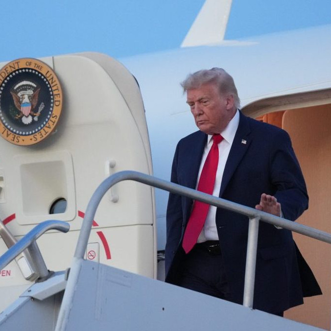 Donald Trump vystupuje z Air Force One.