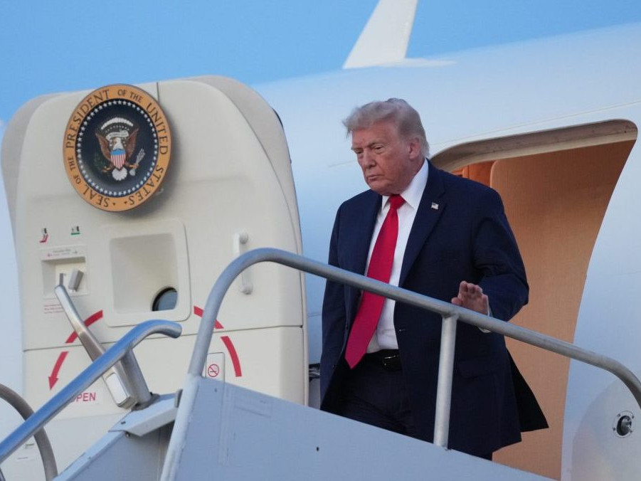 Donald Trump vystupuje z Air Force One.
