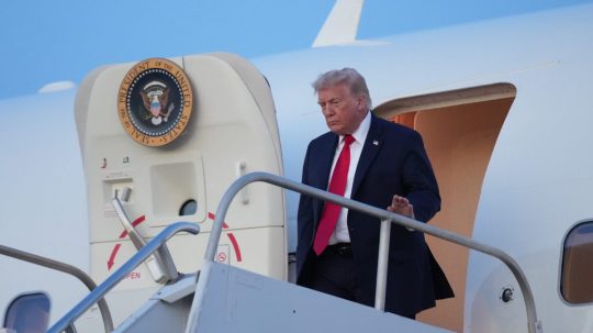 Donald Trump vystupuje z Air Force One.