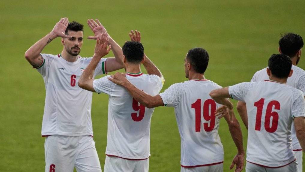 Futbalisti Ir&aacute;nu oslavuj&uacute; g&oacute;l.