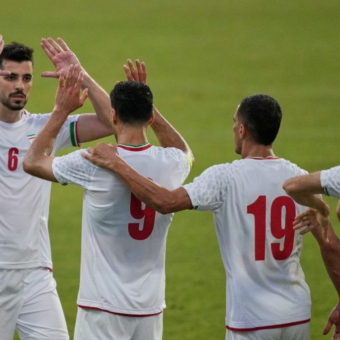 Futbalisti Iránu oslavujú gól.