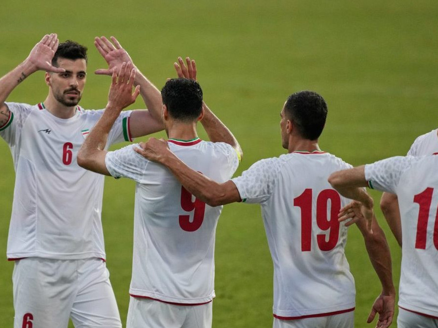 Futbalisti Iránu oslavujú gól.
