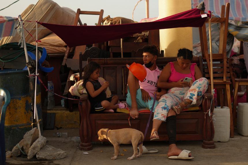 Ľudia po zemetrasen&iacute; vo Venezuele.