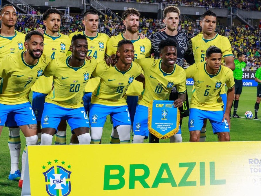 Futbalisti Brazílie pózujú pred prípravným duelom.
