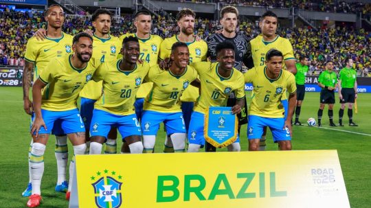 Futbalisti Brazílie pózujú pred prípravným duelom.