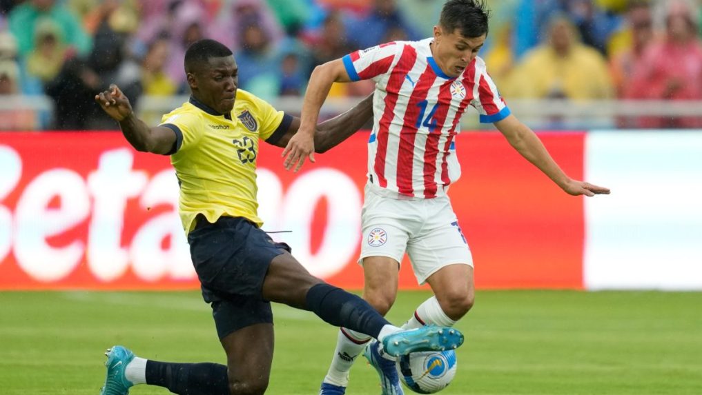 Ekv&aacute;dorsk&yacute; hr&aacute;č Moises Caicedo atakuje paraguajsk&eacute;ho hr&aacute;ča Andresa Cubasa.