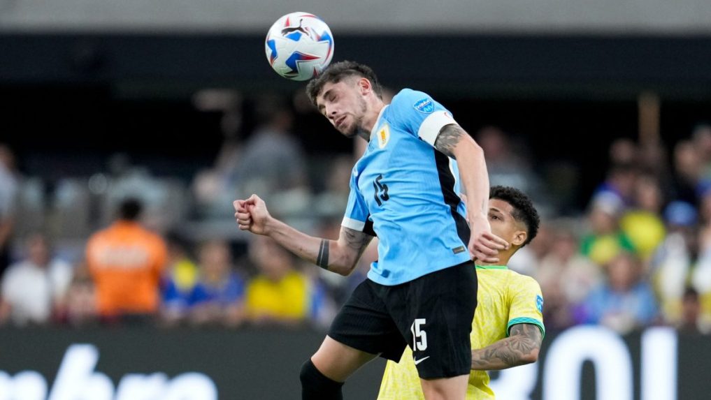 Futbalista Uruguaju Federico Valverde hlavičkuje.