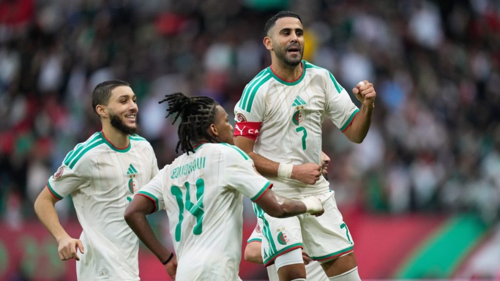 Alž&iacute;rčan Riyad Mahrez oslavuje g&oacute;l.