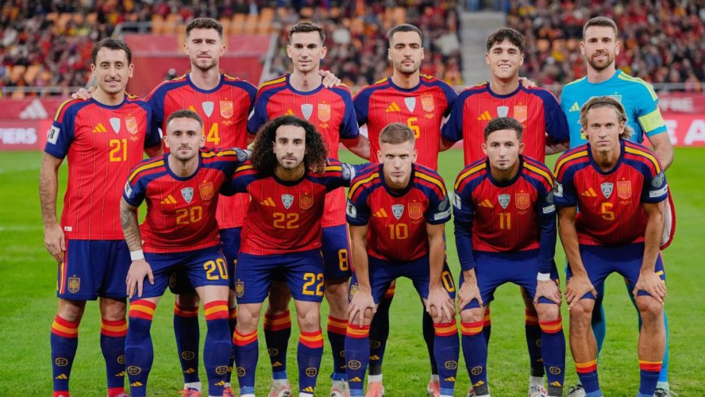 Futbalisti Španielska pózujú pred kvalifikačným duelom.