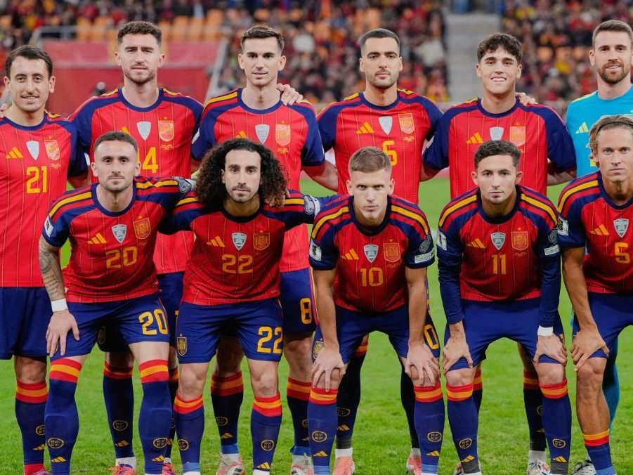 Futbalisti Španielska pózujú pred kvalifikačným duelom.